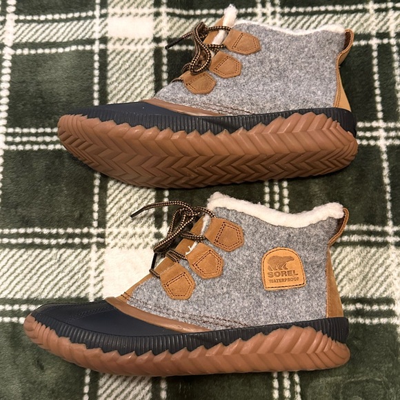 Sorel | Out n’ About Plus Hiking Boots Size 8.5 - Picture 1 of 4